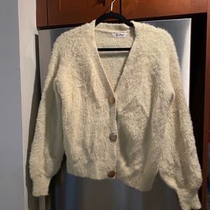 Fluffy white cardigan. US4